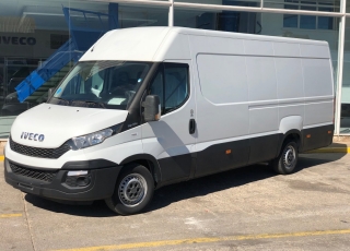 Furgón de ocasión IVECO Daily 35S15V , 150cv de 16m3, del año 2015, con 101.975km, con climatizador, radio cd, elevalunas eléctricos, zona de carga protegida en el suelo y paredes.
Con garantía de 12 meses de cadena cinemática.