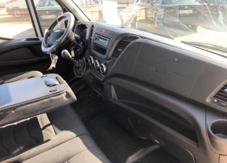 Furgón de ocasión IVECO Daily 35S15V , 150cv de 16m3, del año 2015, con 101.975km, con climatizador, radio cd, elevalunas eléctricos, zona de carga protegida en el suelo y paredes.
Con garantía de 12 meses de cadena cinemática.