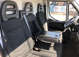 Furgón de ocasión IVECO Daily 35S15V , 150cv de 16m3, del año 2015, con 101.975km, con climatizador, radio cd, elevalunas eléctricos, zona de carga protegida en el suelo y paredes.
Con garantía de 12 meses de cadena cinemática.