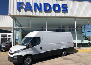 Furgón de ocasión IVECO Daily 35S15V , 150cv de 16m3, del año 2015, con 101.975km, con climatizador, radio cd, elevalunas eléctricos, zona de carga protegida en el suelo y paredes.
Con garantía de 12 meses de cadena cinemática.