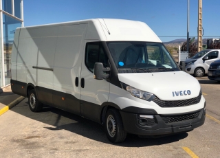 Furgón de ocasión IVECO Daily 35S15V , 150cv de 16m3, del año 2015, con 101.975km, con climatizador, radio cd, elevalunas eléctricos, zona de carga protegida en el suelo y paredes.
Con garantía de 12 meses de cadena cinemática.