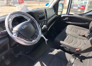 Furgón de ocasión IVECO Daily 35S15V , 150cv de 16m3, del año 2015, con 101.975km, con climatizador, radio cd, elevalunas eléctricos, zona de carga protegida en el suelo y paredes.
Con garantía de 12 meses de cadena cinemática.