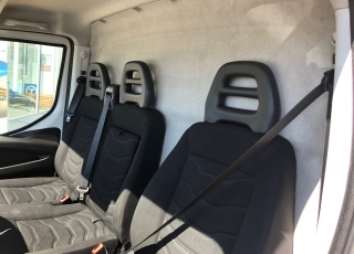 Furgón de ocasión IVECO Daily 35S15V , 150cv de 16m3, del año 2015, con 101.975km, con climatizador, radio cd, elevalunas eléctricos, zona de carga protegida en el suelo y paredes.
Con garantía de 12 meses de cadena cinemática.