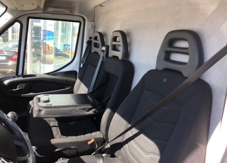 Furgón de ocasión IVECO Daily 35S15V , 150cv de 16m3, del año 2015, con 101.975km, con climatizador, radio cd, elevalunas eléctricos, zona de carga protegida en el suelo y paredes.
Con garantía de 12 meses de cadena cinemática.