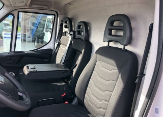 Furgón de ocasión IVECO Daily 35S15V , 150cv de 16m3, del año 2015, con 108.081km, con climatizador, radio cd, elevalunas eléctricos, zona de carga protegida en el suelo y paredes.
Con garantía de 12 meses de cadena cinemática.