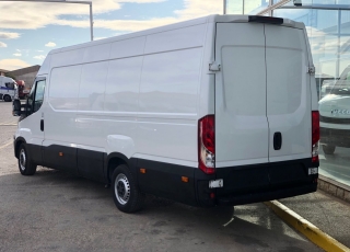 Furgón de ocasión IVECO Daily 35S15V , 150cv de 16m3, del año 2015, con 108.081km, con climatizador, radio cd, elevalunas eléctricos, zona de carga protegida en el suelo y paredes.
Con garantía de 12 meses de cadena cinemática.