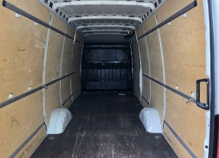 Furgón de ocasión IVECO Daily 35S15V , 150cv de 16m3, del año 2015, con 108.081km, con climatizador, radio cd, elevalunas eléctricos, zona de carga protegida en el suelo y paredes.
Con garantía de 12 meses de cadena cinemática.