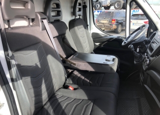 Furgón de ocasión IVECO Daily 35S15V , 150cv de 16m3, del año 2015, con 108.081km, con climatizador, radio cd, elevalunas eléctricos, zona de carga protegida en el suelo y paredes.
Con garantía de 12 meses de cadena cinemática.