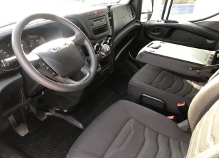 Furgón de ocasión IVECO Daily 35S15V , 150cv de 16m3, del año 2015, con 108.081km, con climatizador, radio cd, elevalunas eléctricos, zona de carga protegida en el suelo y paredes.
Con garantía de 12 meses de cadena cinemática.