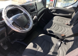 Furgón de ocasión IVECO Daily 35S15V , 150cv de 16m3, del año 2015, con 98.082km, con climatizador, radio cd, elevalunas eléctricos, zona de carga protegida en el suelo y paredes.
Con garantía de 12 meses de cadena cinemática.