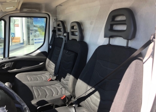 Furgón de ocasión IVECO Daily 35S15V , 150cv de 16m3, del año 2015, con 98.082km, con climatizador, radio cd, elevalunas eléctricos, zona de carga protegida en el suelo y paredes.
Con garantía de 12 meses de cadena cinemática.