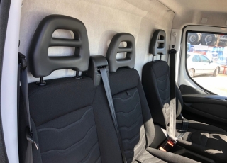 Furgón de ocasión IVECO Daily 35S15V , 150cv de 16m3, del año 2015, con 98.082km, con climatizador, radio cd, elevalunas eléctricos, zona de carga protegida en el suelo y paredes.
Con garantía de 12 meses de cadena cinemática.