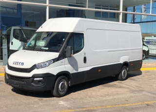 Furgón de ocasión IVECO Daily 35S15V , 150cv de 16m3, del año 2015, con 98.082km, con climatizador, radio cd, elevalunas eléctricos, zona de carga protegida en el suelo y paredes.
Con garantía de 12 meses de cadena cinemática.