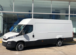 Furgón de ocasión IVECO Daily 35S15V , 150cv de 16m3, del año 2015, con 98.082km, con climatizador, radio cd, elevalunas eléctricos, zona de carga protegida en el suelo y paredes.
Con garantía de 12 meses de cadena cinemática.