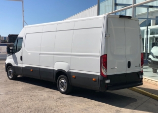 Used Van IVECO Daily 35S15V of 16m3, year 2015, with 98.082km.