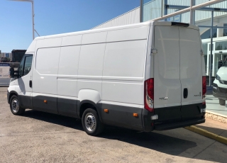 Furgón de ocasión IVECO Daily 35S15V , 150cv de 16m3, del año 2015, con 98.082km, con climatizador, radio cd, elevalunas eléctricos, zona de carga protegida en el suelo y paredes.
Con garantía de 12 meses de cadena cinemática.