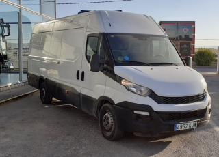 Furgón de ocasión IVECO Daily 35S15V , 150cv de 16m3, del año 2015, con 177.645km.
Con climatizador automático, Radio CD, carenados laterales.