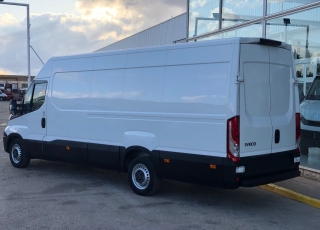 Furgón de ocasión IVECO Daily 35S15V , 150cv de 16m3, del año 2015, con 107.177km, con climatizador, radio cd, elevalunas eléctricos, zona de carga protegida en el suelo y paredes.
Con garantía de 12 meses de cadena