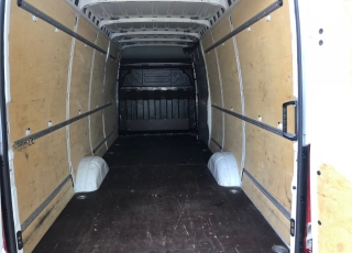 Furgón de ocasión IVECO Daily 35S15V , 150cv de 16m3, del año 2015, con 107.177km, con climatizador, radio cd, elevalunas eléctricos, zona de carga protegida en el suelo y paredes.
Con garantía de 12 meses de cadena