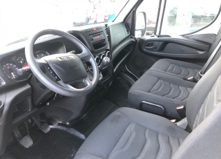 Furgón de ocasión IVECO Daily 35S15V , 150cv de 16m3, del año 2015, con 107.177km, con climatizador, radio cd, elevalunas eléctricos, zona de carga protegida en el suelo y paredes.
Con garantía de 12 meses de cadena