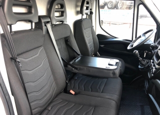 Furgón de ocasión IVECO Daily 35S15V , 150cv de 16m3, del año 2015, con 107.177km, con climatizador, radio cd, elevalunas eléctricos, zona de carga protegida en el suelo y paredes.
Con garantía de 12 meses de cadena