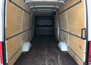 Furgón de ocasión IVECO Daily 35S15V , 150cv de 16m3, del año 2015, con 108.450km, con climatizador, radio cd, elevalunas eléctricos, zona de carga protegida en el suelo y paredes.
Con garantía de 12 meses de cadena cinemática.