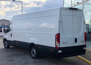 Furgón de ocasión IVECO Daily 35S15V , 150cv de 16m3, del año 2015, con 96.840km, con climatizador, radio cd, elevalunas eléctricos, zona de carga protegida en el suelo y paredes.
Con garantía de 12 meses de cadena cinemática.