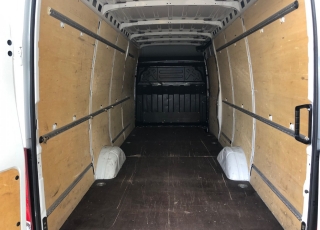 Furgón de ocasión IVECO Daily 35S15V , 150cv de 16m3, del año 2015, con 96.840km, con climatizador, radio cd, elevalunas eléctricos, zona de carga protegida en el suelo y paredes.
Con garantía de 12 meses de cadena cinemática.