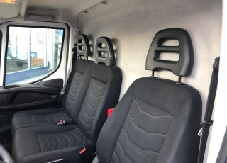 Furgón de ocasión IVECO Daily 35S15V , 150cv de 16m3, del año 2015, con 96.840km, con climatizador, radio cd, elevalunas eléctricos, zona de carga protegida en el suelo y paredes.
Con garantía de 12 meses de cadena cinemática.