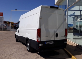 Used Van IVECO Daily 35S15V of 12m3, year 2015, with 137.462km.
