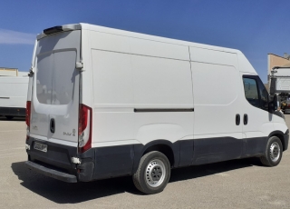 Used Van IVECO Daily 35S15V of 12m3, year 2015, with 145.731km.