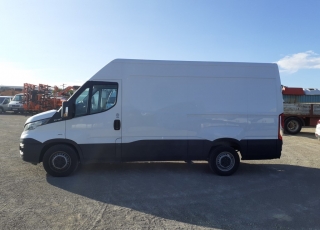 Used Van IVECO Daily 35S15V of 12m3, year 2015, with 180.600km.