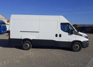 Used Van IVECO Daily 35S15V of 12m3, year 2015, with 180.600km.