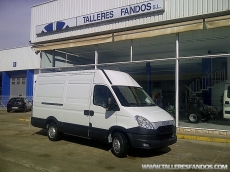 Furgón nuevo IVECO 35S15V/P 12m3, Euro5, blanco IC194 

Serie:
2613 Asiento pasajero: 2 plazas
6164 Deposito de gasoil de 70 litros
693   Elevalunas electricos
	Volante regulable en altura
5065 Pared divisoria cabina/zona carga
8838 3ª luz stop supletoria
	EPS9(incluye: ABS9, EBD, ASR, MSR, TSM, HRB, HFC, RMI&ROM, CDP, HBA, Hill Holder y LAC

Opcionales:
2210 Rueda de repuesto
2463 Control de crucero
2714 Espejos calefactados y telécomandados
4204 Banqueta con cinturones de 3 untos
5909 Predisposición para navegador
6536 Cierre centralizado y telecomandado
6555 Faras antiniebla
6627 Asiento conductor suspensión, regulable altura y lumbares.
6650 Climatizador automático (Aire acondcionado)
6767Puerta posterior abre 270º
6784 Revestimiento suelo madera furgón
8628 Mensula portaobjetos
8650 3ª Luz stop+luz supletoria
8742 Sensor marcha atrás furgón