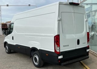 Furgoneta nueva, 
IVECO ,
Modelo  35S16 de 12m3, 160cv
Con cambio manual 6 velocidades.