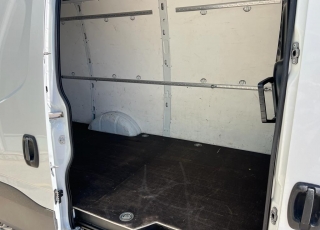 Furgoneta nueva, 
IVECO ,
Modelo  35S16 de 12m3, 160cv
Con cambio manual 6 velocidades.  vehiculo con tan solo 75072KM
dispone de 1 año de garantia oficial