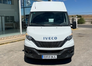Furgoneta nueva, 
IVECO ,
Modelo  35S16 de 12m3, 160cv
Con cambio manual 6 velocidades.  vehiculo con tan solo 75072KM
dispone de 1 año de garantia oficial
