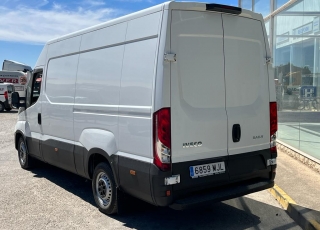 Furgoneta nueva, 
IVECO ,
Modelo  35S16 de 12m3, 160cv
Con cambio manual 6 velocidades.  vehiculo con tan solo 75072KM
dispone de 1 año de garantia oficial