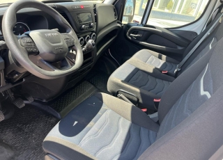 Furgoneta nueva, 
IVECO ,
Modelo  35S16 de 12m3, 160cv
Con cambio manual 6 velocidades.  vehiculo con tan solo 75072KM
dispone de 1 año de garantia oficial