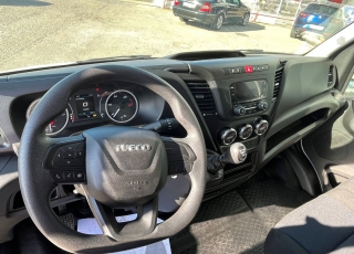 Furgoneta nueva, 
IVECO ,
Modelo  35S16 de 12m3, 160cv
Con cambio manual 6 velocidades.  vehiculo con tan solo 78388KM
dispone de 1 año de garantia oficial