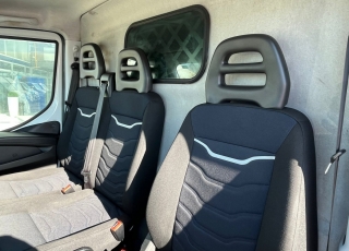 Furgoneta nueva, 
IVECO ,
Modelo  35S16 de 12m3, 160cv
Con cambio manual 6 velocidades.  vehiculo con tan solo 78388KM
dispone de 1 año de garantia oficial