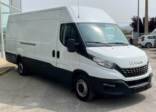 Furgoneta nueva, 
IVECO ,
Modelo  35S16 de 16m3, 160cv
Con cambio manual 6 velocidades.  vehiculo con tan solo 123078
dispone de 1 año de garantia oficial