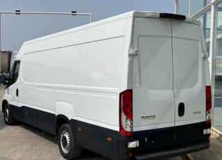 Furgoneta nueva, 
IVECO ,
Modelo  35S16 de 16m3, 160cv
Con cambio manual 6 velocidades.  vehiculo con tan solo 123078
dispone de 1 año de garantia oficial
