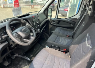 Furgoneta nueva, 
IVECO ,
Modelo  35S16 de 16m3, 160cv
Con cambio manual 6 velocidades.  vehiculo con tan solo 123078
dispone de 1 año de garantia oficial