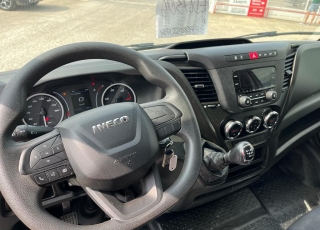 Furgoneta nueva, 
IVECO ,
Modelo  35S16 de 16m3, 160cv
Con cambio manual 6 velocidades.  vehiculo con tan solo 123078
dispone de 1 año de garantia oficial