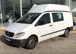 Furgoneta de ocasión Mercedes Vito 115 CDI del año 2004, 326.861km, con techo sobreelevado.