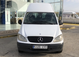 Furgoneta de ocasión Mercedes Vito 115 CDI del año 2004, 326.861km, con techo sobreelevado.