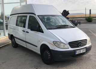 Furgoneta de ocasión Mercedes Vito 115 CDI del año 2004, 326.861km, con techo sobreelevado.