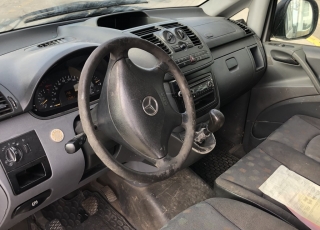 Furgoneta de ocasión Mercedes Vito 115 CDI del año 2004, 326.861km, con techo sobreelevado.