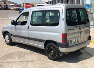Used Van Peugeot Partner,  year 2001 with 156.551km.